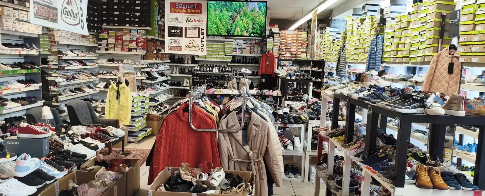 Interieur van onze schoenenwinkel aan het Vossenplein met jassenrek en bakken met schoenen