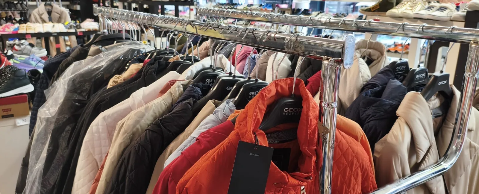 علّاقة سترات جيوكس في متجر Outlet Chaussures Bruxelles، ساحة جو دو بال، بروكسل